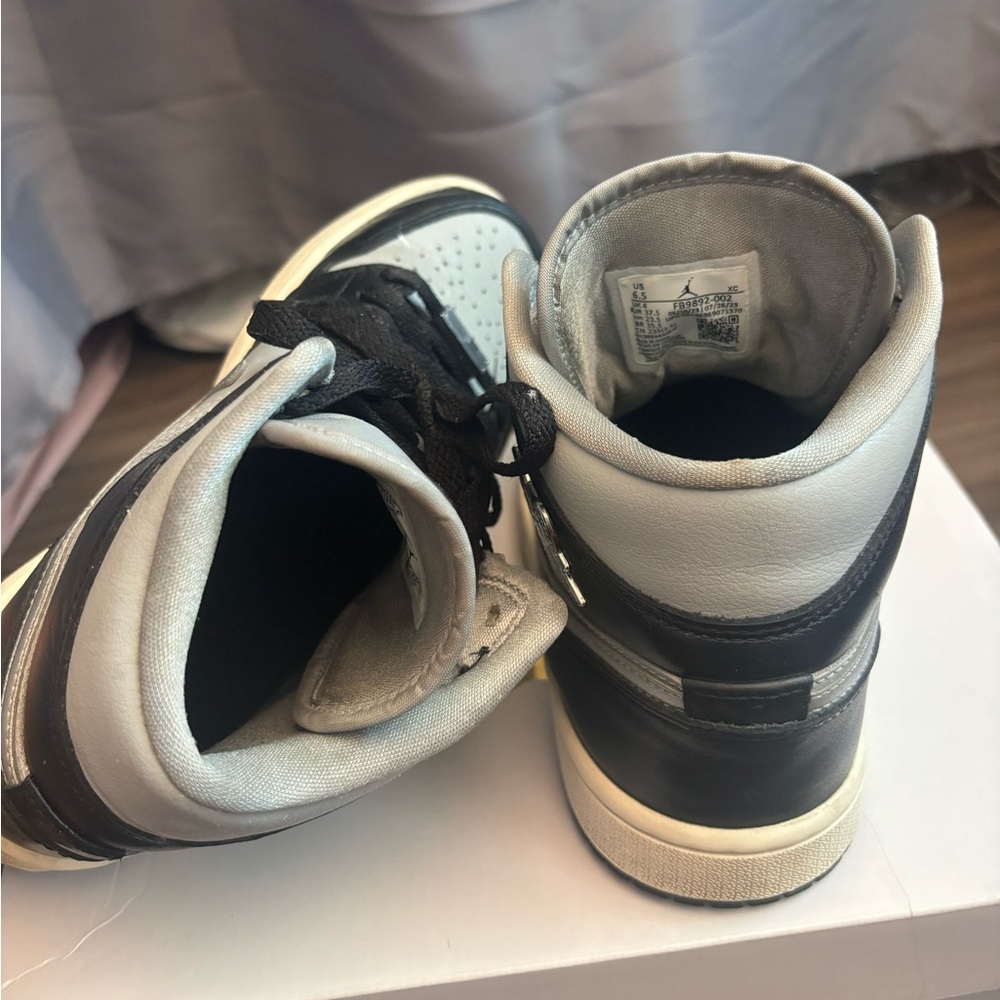 Women Jordan 1 Mid SE size 6.5  Black/Gray - Picture 4 of 10